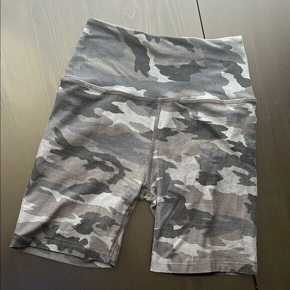 BEYOND YOGA Camo Black Grey Biker Shorts Medium - Picture 1 of 3